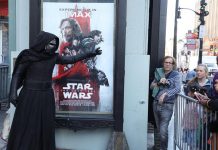 Aficionados toman fotos a los personajes de la saga "Star Wars" que asisten al estreno de "Star Wars: The Last Jedi".