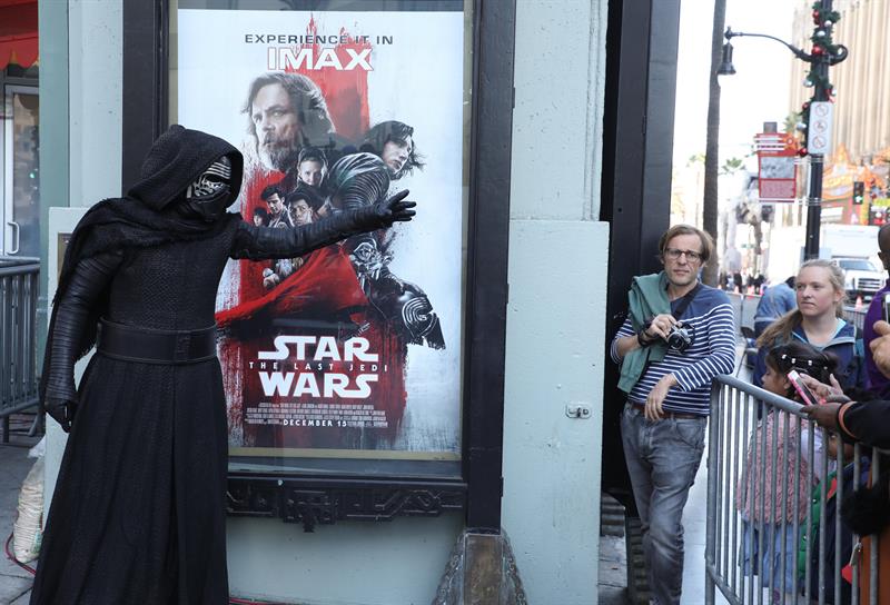 Aficionados toman fotos a los personajes de la saga "Star Wars" que asisten al estreno de "Star Wars: The Last Jedi".