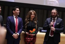 Fotografía cedida por la Fundación Ismael Cala donde aparece la cantante mexicana Thalia (c), junto al comunicador cubano Ismael Cala (i) y al presidente de la Fundación PVBLIC, el español Sergio Fernández de Córdoba (d), hablando hoy, viernes 1 de diciembre de 2017 en La Cumbre Latino Impact Summit en la ONU, en Nueva York
