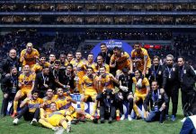 Los jugadores de Tigres posan con la copa tras la victoria ante Monterrey en el partido de vuelta correspondiente a la final del Torneo Apertura 2017 mexicano