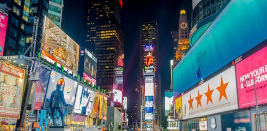 La tradición de despedir al Año Viejo y recibir al Año Nuevo en Times Square inició el 31 de diciembre de 1907 y continúa atrayendo a más de un millón de visitantes anualmente.
