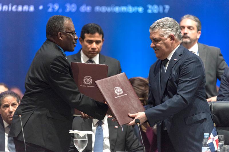 El primer ministro de Trinidad y Tobago Edmund Dillon (i), en representaci&oacute;n del Caricom, intercambia la firma un memor&aacute;ndum de Entendimiento para el intercambio de informaciones e inteligencia "en asuntos de seguridad y defensa de inter&eacute;s mutuo" con el canciller dominicano, Miguel Vargas (d), durante el inicio del VII Di&aacute;logo sobre Cooperaci&oacute;n en Seguridad Caribe-Estados Unidos.