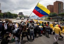 Enfrentamiento entre decenas de manifestantes y la Guardia Bolivariana en Caracas.