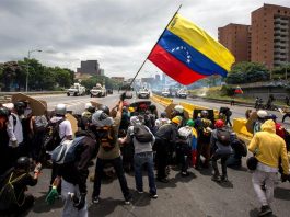 Enfrentamiento entre decenas de manifestantes y la Guardia Bolivariana en Caracas.