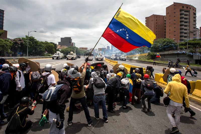 Enfrentamiento entre decenas de manifestantes y la Guardia Bolivariana en Caracas.