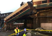 El tren Amtrack 501 tras descarrilar y caer sobre la autopista interestatal 5 cerca de Olympia, en el estado de Washington.