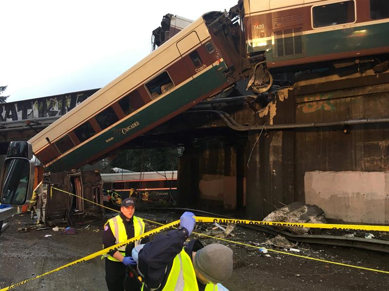 El tren Amtrack 501 tras descarrilar y caer sobre la autopista interestatal 5 cerca de Olympia, en el estado de Washington.