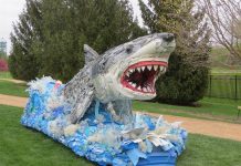 Con esculturas de animales y plantas marinas hechas de botellas plásticas, fichas de juguete, botones y otros desechos, un acuario en Florida (EE.UU.) inauguró una muestra que educa y llama la atención sobre la contaminación de los océanos.