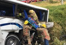 Dos personas murieron y 43 resultaron heridas hoy cuando un autobús que transportaba a miembros de tres equipos de fútbol trató de ganarle el paso a un tren en el municipio de El Salto, informó la Unidad de Protección Civil del occidental estado mexicano de Jalisco.