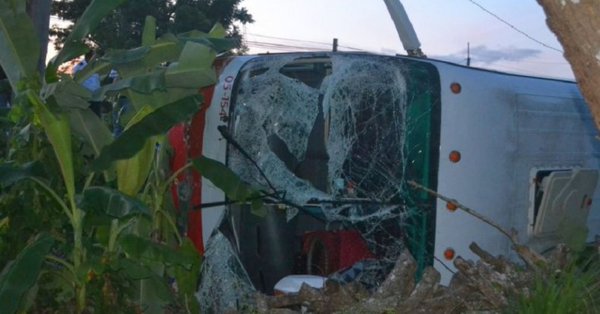 Tres personas murieron y otras dos resultaron heridas de gravedad hoy al chocar un &oacute;mnibus contra un veh&iacute;culo de tracci&oacute;n animal en la provincia cubana de Sancti Sp&iacute;ritus (centro-sur), informaron medios locales.