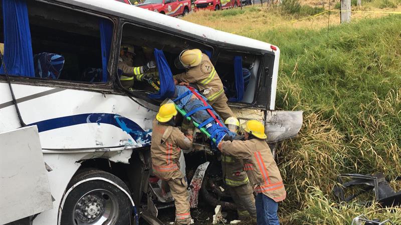 Dos personas murieron y 43 resultaron heridas hoy cuando un autob&uacute;s que transportaba a miembros de tres equipos de f&uacute;tbol trat&oacute; de ganarle el paso a un tren en el municipio de El Salto, inform&oacute; la Unidad de Protecci&oacute;n Civil del occidental estado mexicano de Jalisco.