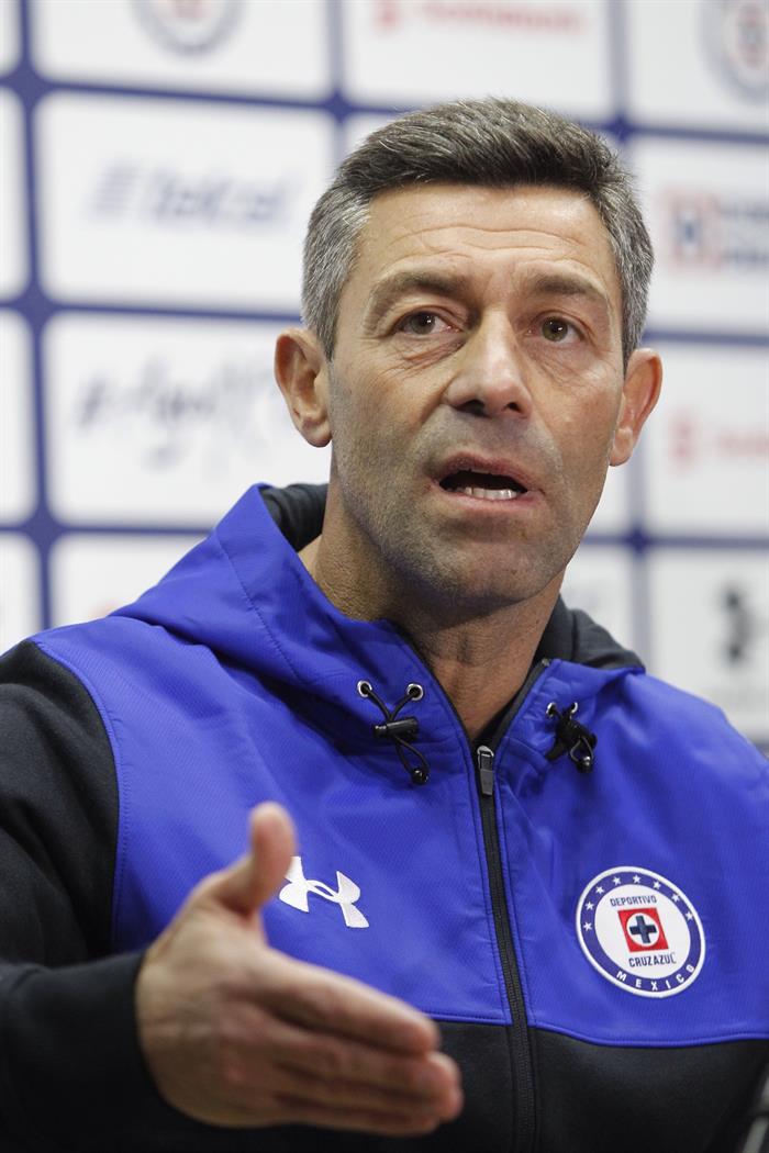  El portugu&eacute;s Pedro Caixinha, quien este lunes fue presentado como t&eacute;cnico del Cruz Azul mexicano, dijo hoy que con el equipo celeste buscara vivir el presente y sin hacer demasiado caso al pasado.