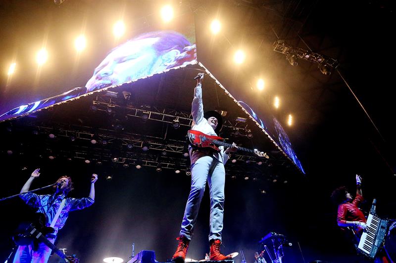  Una multiplicidad de sonidos, luces y empat&iacute;a entreg&oacute; hoy en Chile la banda canadiense Arcade Fire, que deslumbr&oacute; al p&uacute;blico santiaguino con una c&aacute;tedra musical que la alz&oacute; como el mayor exponente indie a nivel mundial.
