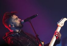 Con versatilidad, cercanía y la fuerza de las voces amigas de Pablo López, Manuel Carrasco, Bebe y Rosalía, Juanes se ha hecho fuerte hoy ante los medios más modestos con los que se le haya visto actuar en España, ante un aforo de 4.000 personas para el que aún han quedado entradas a la venta.