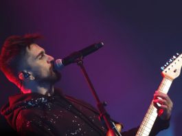 Con versatilidad, cercanía y la fuerza de las voces amigas de Pablo López, Manuel Carrasco, Bebe y Rosalía, Juanes se ha hecho fuerte hoy ante los medios más modestos con los que se le haya visto actuar en España, ante un aforo de 4.000 personas para el que aún han quedado entradas a la venta.