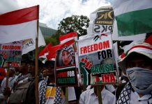 Unas 10.000 Mil personas, según cálculos de medios locales, se concentraron hoy frente a la embajada de Estados Unidos en Yakarta para protestar contra la decisión del presidente de ese país, Donald Trump, de reconocer a Jerusalén como la capital de Israel.