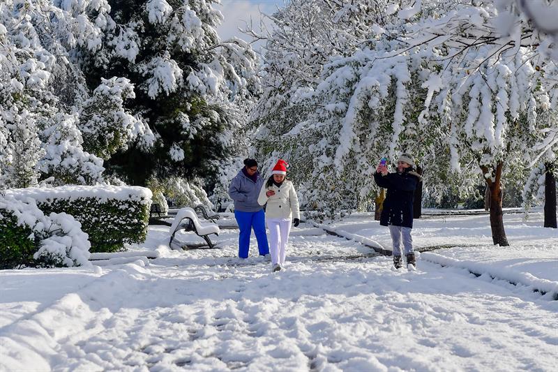 M&aacute;s de 1.000 vuelos fueron cancelados y 2.000 m&aacute;s retrasados hoy por la tormenta de nieve.
