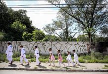 De un lado apartamentos de lujo con piscina privada, en el otro, el día a día en la favela de Gustavo, Letizia y Lívia, tres de los niños que dijeron no al crimen y hoy luchan por salir adelante en uno de los barrios más desiguales de Sao Paulo.
