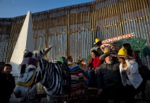 Un tramo de la frontera entre EEUU y México albergó hoy una tradicional "Posada Sin Fronteras", en el que se hizo un llamado a la "reconciliación y solidaridad" a días de culminar un año marcado por el endurecimiento de políticas migratorias.