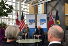 Bernie Sanders y primera ministra de Ontario, Kathleen Wynne, se reunieron con pacientes en el Toronto General Hospital. (Shefali Luthra/KHN)