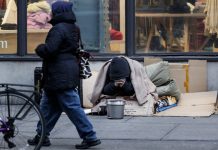 Lo peor de De Blasio DESAMPARADOS SE MULTIPLICAN De Blasio no ha sido capaz de dar una solución relista a los desamparados (homeless), que se han multiplicado por la permisividad de su administración.