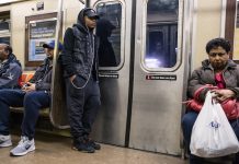 Acoso Sexual en Nueva York En la Ciudad de Nueva York el acoso sexual en el tren se incrementó en el 2017 en un cincuenta por ciento, un incremento del cincuenta y tres por ciento, que incluye manoseo indeseado, conducta lasciva y videos o fotos tomadas sin consentimiento.
