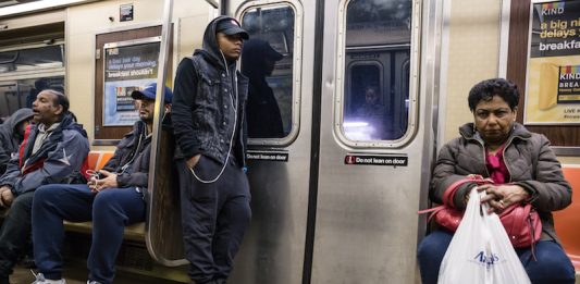 En la Ciudad de Nueva York el acoso sexual en el tren se incrementó en el 2017 en un cincuenta por ciento, un incremento del cincuenta y tres por ciento, que incluye manoseo indeseado, conducta lasciva y videos o fotos tomadas sin consentimiento.