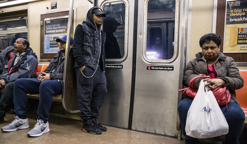 En la Ciudad de Nueva York el acoso sexual en el tren se incrementó en el 2017 en un cincuenta por ciento, un incremento del cincuenta y tres por ciento, que incluye manoseo indeseado, conducta lasciva y videos o fotos tomadas sin consentimiento.