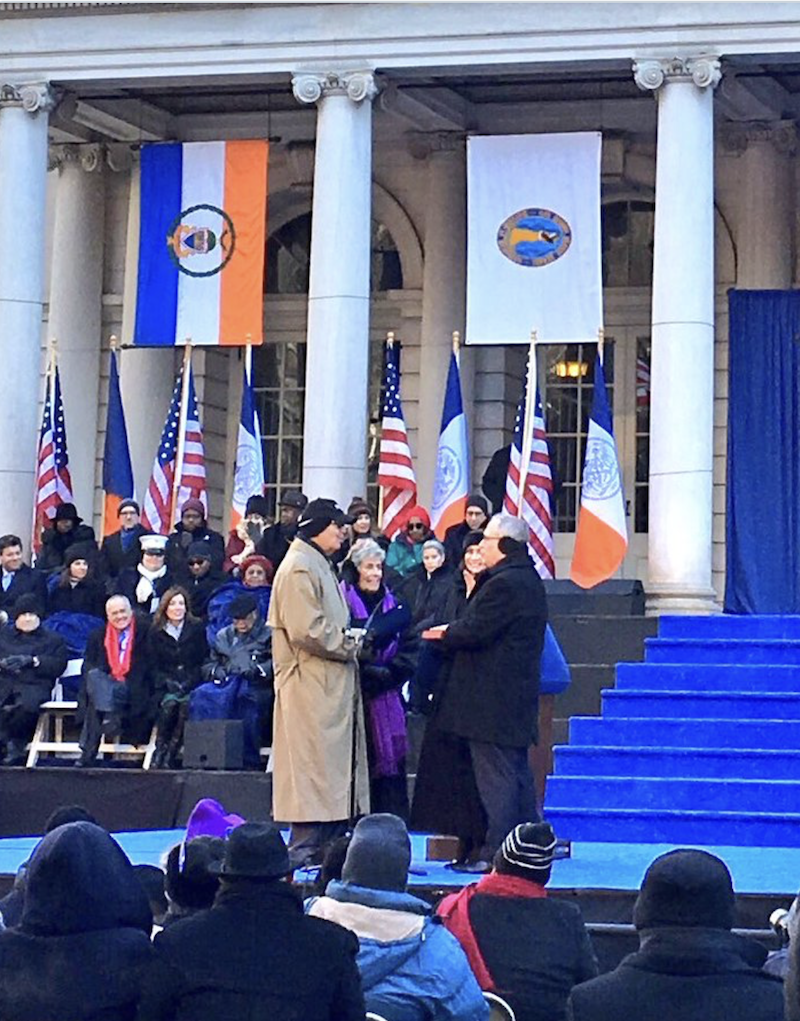 SCOTT STRINGER, contralor de la ciudad de Nueva York, fue juramentado por su padrastro Carlos Cuevas, de origen puertorrique&ntilde;o, con quien comparti&oacute; parte de su vida en Washington Heights.