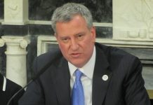 De Blasio y el crimen ALCALDE BILL DE BLASIO se atribuye éxito de lucha anti homicidios en la ciudad de Nueva York que el año 2017 llegó a 290, muy distinto a cifras de 1990 cuando llegó a 2,245.