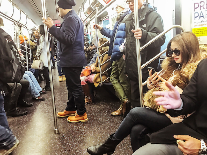 En la Ciudad de Nueva York el acoso sexual en el tren se incrementó en el 2017 en un cincuenta por ciento, un incremento del cincuenta y tres por ciento, que incluye manoseo indeseado, conducta lasciva y videos o fotos tomadas sin consentimiento.