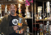 Cocinar, crear y ayudar: la vida del "escultor de latas" cubano Devilliers Alexi Devilliers posando con una de sus esculturas en Phoenix, Arizona.
