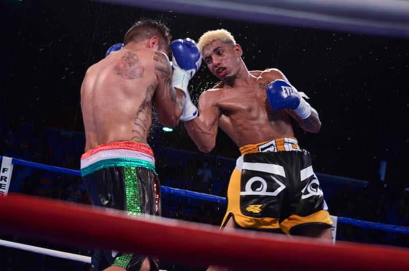 Alfredo Santiago vs ex olimpico mexicano Arturo Santos Reyes. Foto Esdel Palermo