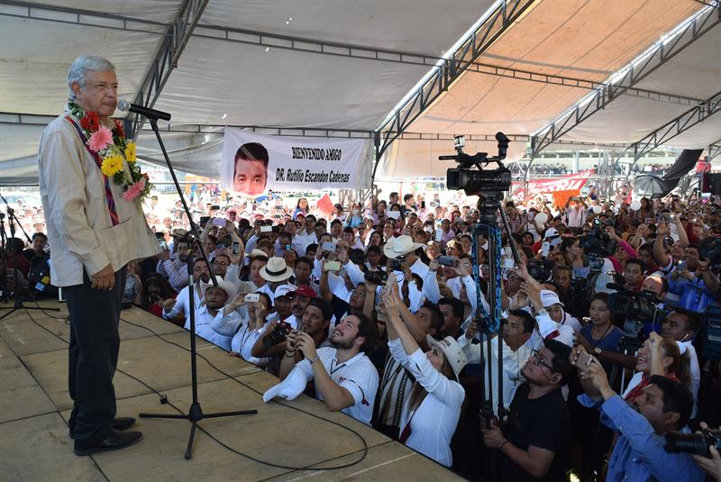 Andrés Manuel López Obrador habla durante un acto de campaña en el municipio de Tuxtla Chico, Chiapas.