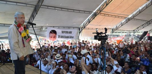 Andrés Manuel López Obrador habla durante un acto de campaña en el municipio de Tuxtla Chico, Chiapas.