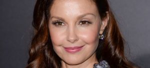 Ashley Judd dijo que el productor Harvey Weinstein la "dejó fuera" de proyectos cinematográficos porque, al no tenerle "miedo", no accedió a sus deseos. (foto twitter)