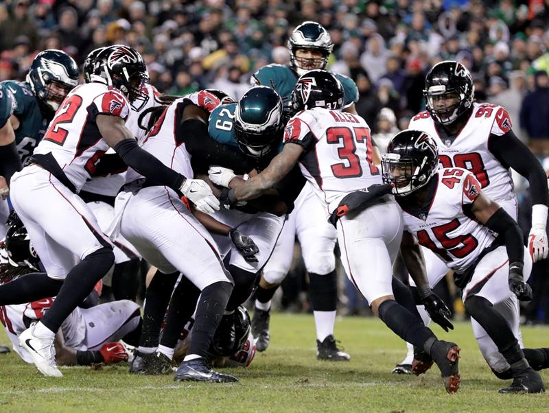 El corredor de los Philadelphia Eagles LeGarrette Blount (C) es tackleado por la defensiva de los Atlanta Falcons en el &uacute;ltimo cuarto en el juego Divisional Playoff