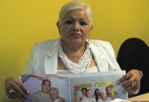 Madre mexicana se siente "encarcelada" tras arresto injusto de hijos en 2011 Austreberta Casales mientras muestra fotos de ella y sus hijos durante una entrevista en la sede de Amnistía Internacional en Ciudad de México.