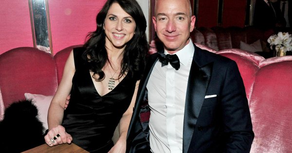 Jeff Bezos, y su esposa, la novelista MacKenzie Bezos. (foto twitter)