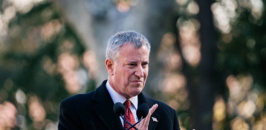 BILL DE BLASIO NO HA SOLUCIONADO crisis de desamparados: más allá del subway: hay más de 100 mil estudiantes de la ciudad que viven con sus familias en refugios, ‘foster cares’, hoteles y otros centros para personas sin casa-apartamento propio o alquilado, o sin familia.