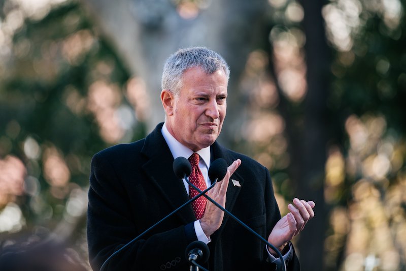 BILL DE BLASIO NO HA SOLUCIONADO crisis de desamparados: más allá del subway: hay más de 100 mil estudiantes de la ciudad que viven con sus familias en refugios, ‘foster cares’, hoteles y otros centros para personas sin casa-apartamento propio o alquilado, o sin familia.