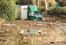 Aumentan a 20 los muertos por las riadas en California Fotografía cedida por el Departamento de Bomberos del Condado de Santa Bárbara que muestra un semirremolque atascado en el lodo en la US Highway 101 norte al sur de la salida de San Ysidro Road después de fuertes lluvias en Montecito, California.