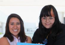 Crean sistema enfocado a desarrollar pensamiento analítico en niños ciegos Las estudiantes Sandra Ameyalli Sánchez Otáñez y Diana Yareni Valencia Morales, quienes muestran el cuento infantil "Mati Mati, hacer visible lo invisible", en Ciudad de México.