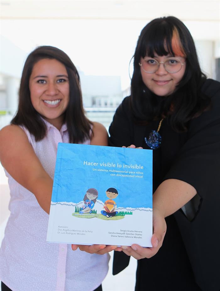 Las estudiantes Sandra Ameyalli S&aacute;nchez Ot&aacute;&ntilde;ez y Diana Yareni Valencia Morales, quienes muestran el cuento infantil "Mati Mati, hacer visible lo invisible", en Ciudad de M&eacute;xico.