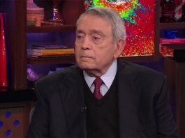 Universidad Nueva York retira grado honorífico a Rose tras denuncias de acoso La Universidad pública del estado de Nueva York (SUNY) ha retirado el título de doctorado honorífico en Letras y Humanidades al expresentador de la cadena CBS Charlie Rose. (foto twitter)