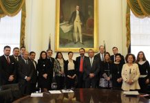 Oficiales de NYC y cónsules urgen al Congreso aprobar legislación a soñadores y beneficiarios de TPS El presidente de CLACNY y cónsul dominicano en esta urbe, Carlos Castillo, séptimo desde derecha, durante la reunión de cónsules latinoamericanos con la comisionada interina de Asuntos Inmigrantes, Bitta Mostofi y la comisionada de Asuntos Internacionales Penny Abeywardena, de la Alcaldía.