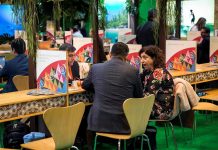 Costa Rica diversifica su oferta turística, pero siempre sostenible Varias personas en el estand de Costa Rica de la Feria Internacional del Turismo (Fitur).