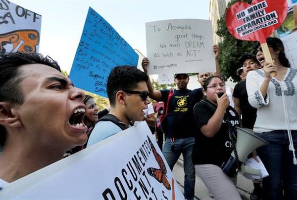 M&aacute;s de 3.400 pastores y l&iacute;deres evang&eacute;licos pidieron hoy al Congreso de Estados Unidos que apruebe "inmediatamente" un proyecto de ley que proteja a los "so&ntilde;adores" para que estos j&oacute;venes inmigrantes indocumentados puedan "continuar contribuyendo a sus comunidades".