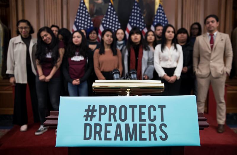 Beneficiarios del DACA atienden una conferencia de prensa instando a la acci&oacute;n del Congreso para los Dreamers