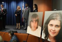 El fiscal de distrito del condado de Riverside Mike Hestrin (i) habla durante una conferencia de prensa para anunciar los cargos contra David Turpin y Louise Turpin (fotos a la derecha) en relación con el caso de abuso a sus 13 hijos en su hogar de Riverside, California.